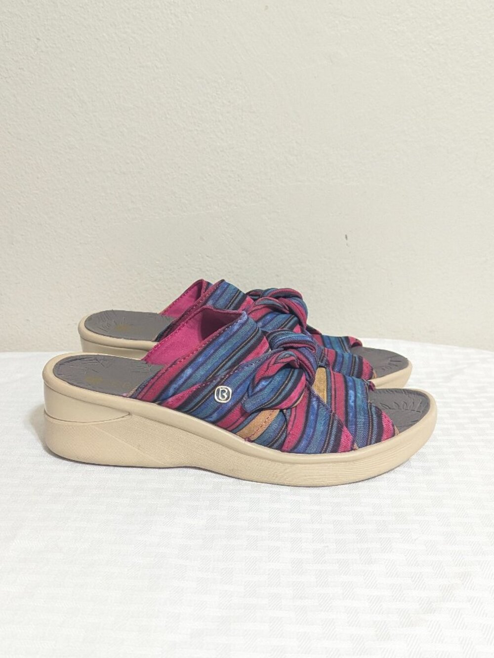 Bzees Smile Wedge Knot Bow Slide Sandals Size 8.5